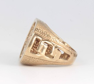 A gentleman's 9ct yellow gold signet ring with a leaf motif, size U, 23.4 grams