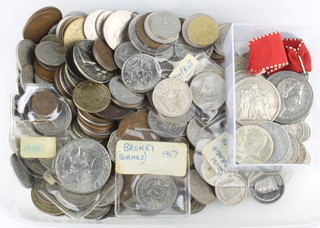 Minor pre 1947 coinage and a quantity of mixed coins 