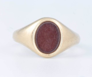 A gentleman's 9ct yellow gold bloodstone ring size Q 4.5 grams gross