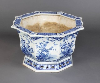 An 18th Century style Chinese blue and white octagonal jardiniere decorated with birds amongst flowers 31cm 