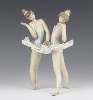 A Lladro group of 2 ballet dancers 18cm 