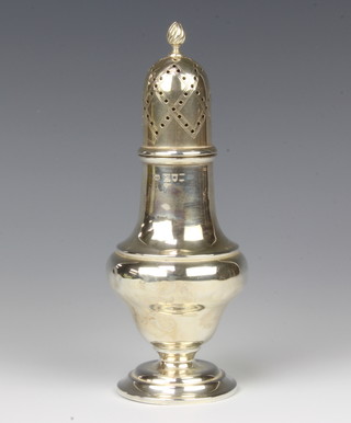 A silver sugar shaker of baluster form 18cm, 120 grams 