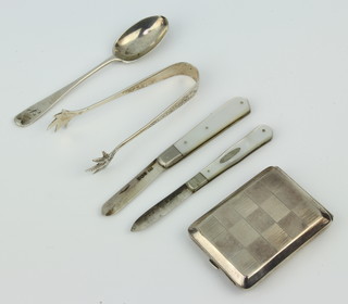 A silver match sleeve holder Birmingham 1925, pair of sugar tongs, teaspoon and 2 fruit knives, weighable silver 67 grams 