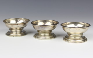 A set of 3 George III circular silver table salts with spread foot, London 1801, 9cm, 554 grams 