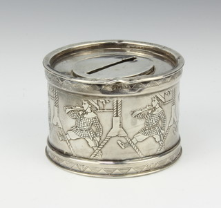 A sterling silver money bank in the shape of a drum, the sides decorated with marching soldiers, 6.5cm, 74 grams