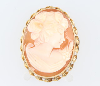 A 9ct yellow gold cameo portrait brooch 33m x 22mm 