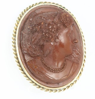 A Victorian carved portrait brooch 