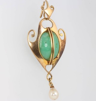 An Art Nouveau 15ct yellow gold jade and pearl drop pendant, stamped VB c, 45mm x 25mm