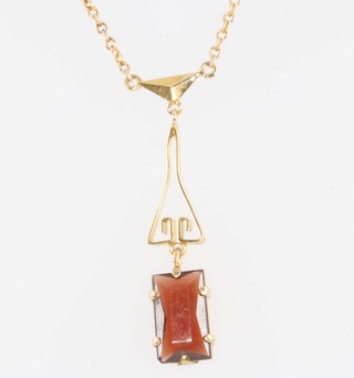 A 9ct yellow gold garnet pendant and chain 