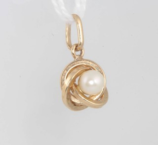 A 9ct yellow gold pearl pendant 15mm 0.5 grams gross