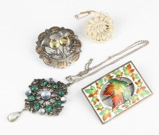 A Victorian silver hardstone brooch and minor items of jewellery 