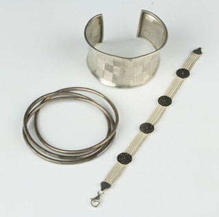 A silver bangle, 3 others and a bracelet, 75 grams 