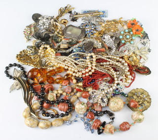 A collection of costume jewellery including brooches etc 