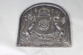 A heavy arched iron fire back with armorial, bears date 1571, 68cm x 71cm x 3.5cm 