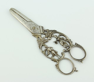 A pair of 800 standard grape scissors with figural handles, 45 grams