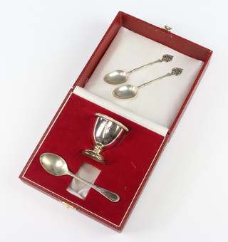 A silver egg cup and spoon, 2 teaspoons, Sheffield 1995, 70 grams