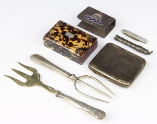 A silver cigarette case, 80 grams, a matchbox sleeve and minor items 