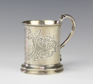 A Victorian silver mug with chased scroll and floral decoration with S scroll handle, London 1865, 9cm, 160 grams