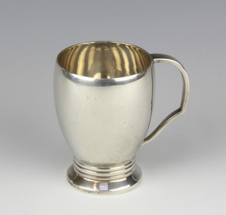An Art Deco silver mug of plain form Birmingham 1934 8cm, 120 grams