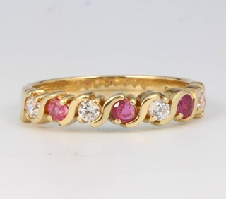 A 9ct yellow gold paste set ring size Q 