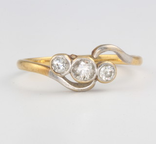An 18ct yellow gold 2 stone diamond cross-over ring, 2.5 grams