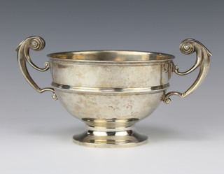 An Edwardian silver 2 handled trophy with ribbed decoration, London 1908, 10cm, 288 grams 
