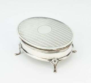 An oval silver trinket box with engine turned decoration raised on pad feet Sheffield 1927, 9cm, 74g
