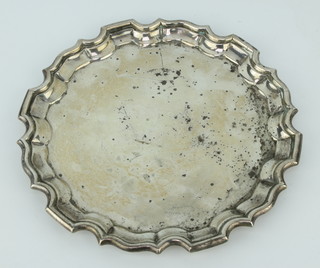 An Irish silver salver with Chippendale rim Dublin 1916, 20cm, 280 grams 