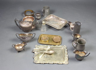 A pair of silver plated Walker and Hall sauce boats and minor plated items 
