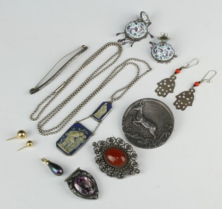 A silver brooch and minor silver jewellery 