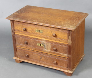 A Victorian oak table top collectors of 3 drawers, raised on bracket feet 40cm x 56cm x 31cm  