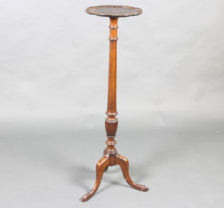 An Edwardian Georgian style turned mahogany torchere with pie crust top, raised on a turned column and tripod base 104cm x 30cm 