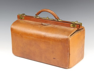 A light brown leather Gladstone bag 23cm x 42cm x 21cm 