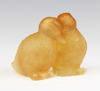 A Daum amber glass group of 2 ducklings 7cm  