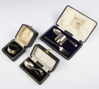 A cased silver pusher Sheffield 1930, a cased napkin ring, a cased napkin ring, spoon and fork, 120 grams 