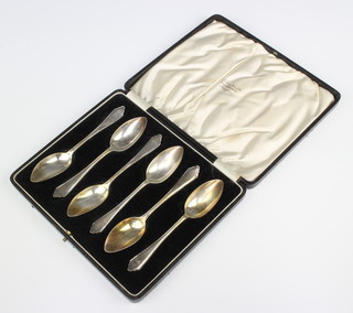 A set of 6 silver grapefruit spoons, Sheffield 1935, 132 grams, cased 