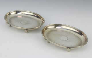 A pair of oval silver dishes raised on scroll feet Birmingham 1922, 113 grams, 11 cm