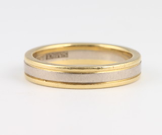 An 18ct 2 colour gold wedding band, size L, 4.9 grams