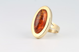 A 9ct yellow gold oval amber dress ring size N 1/2