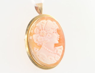 A 9ct yellow gold oval cameo pendant locket 