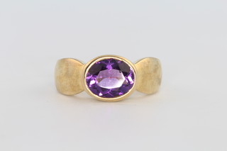 A gentleman's 9ct yellow gold amethyst ring size O 