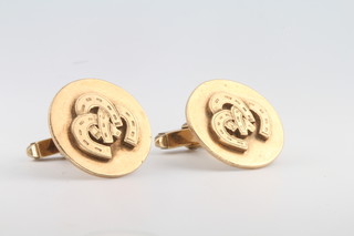 A pair of 9ct yellow gold cufflinks with intertwined horseshoes, 20 grams