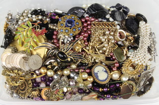 A quantity of minor costume jewellery 