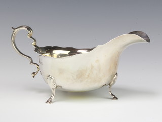 A silver sauce boat with scroll handle on hoof feet London 1920, 150 grams 