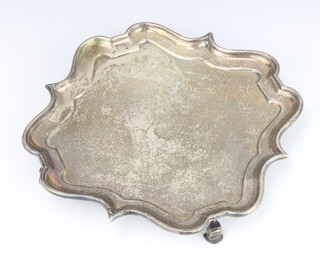 An Edwardian silver card tray with Chippendale rim on scroll feet, 18cm, London 1905, 237 grams