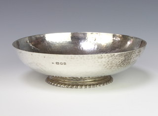 A pedestal silver bowl with hammer pattern decoration London 1933, 21cm, 591 grams 