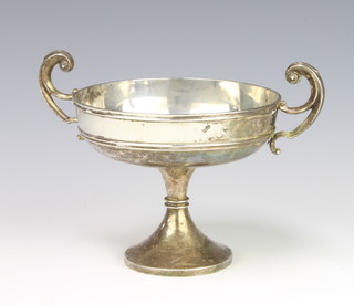 An Edwardian silver 2 handled trophy with scroll handles 11cm, London 1904, 178 grams 
