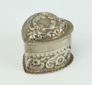 A Victorian repousse silver heart shaped trinket box London 1890, 3cm, 26 grams 