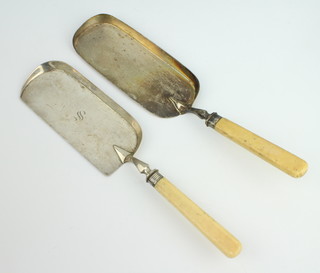 Two silver crumb scoops Sheffield 1914 and Sheffield 1922