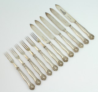 A set of 6 silver handled dessert eaters 